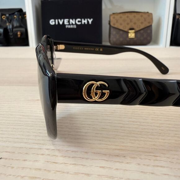 Gucci Round Oval Sunglasses Black main image 2